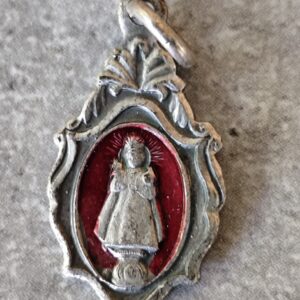 Ancienne médaille religieuse de Jésus de Prague.