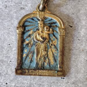 Rare médaille religieuse de notre dame de la garde,regarde notre bonne mère et pars rassuré.
