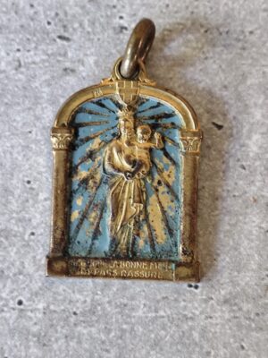 Rare médaille religieuse de notre dame de la garde,regarde notre bonne mère et pars rassuré.