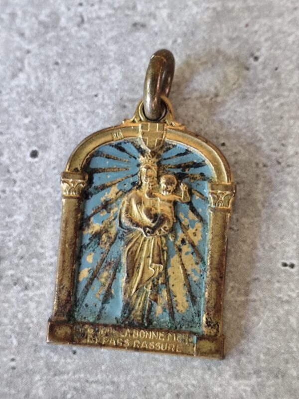 Rare médaille religieuse de notre dame de la garde,regarde notre bonne mère et pars rassuré. – Image 3