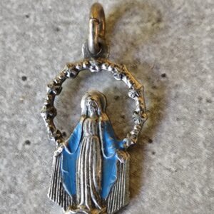 Ancienne médaille religieuse de la Vierge Marie miraculeuse.