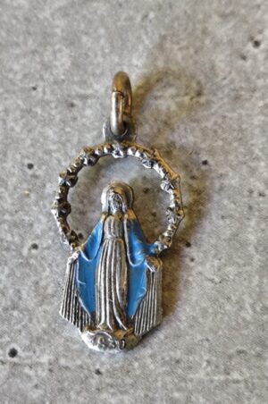 Ancienne médaille religieuse de la Vierge Marie miraculeuse.