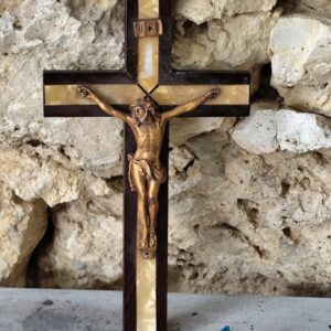 Ancien crucifix en bois et nacre