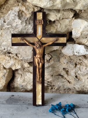 Ancien crucifix en bois et nacre