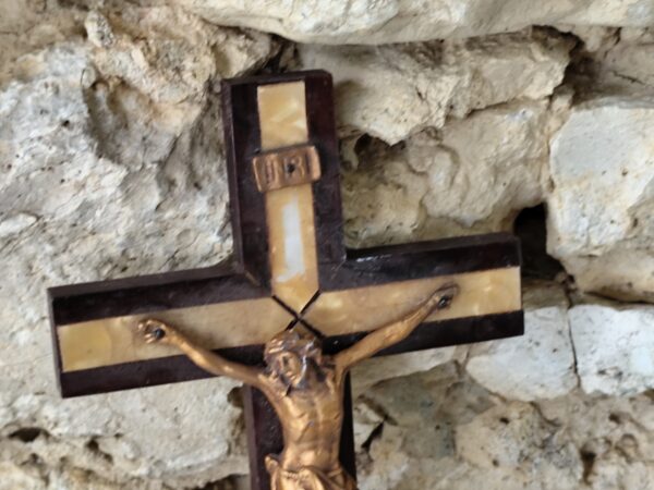 Ancien crucifix en bois et nacre – Image 2