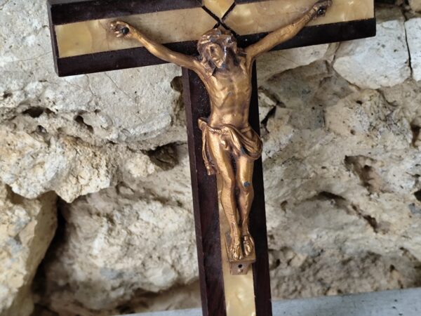 Ancien crucifix en bois et nacre – Image 3