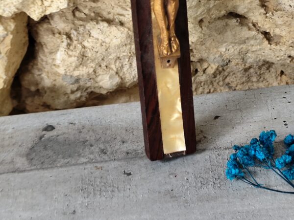 Ancien crucifix en bois et nacre – Image 4