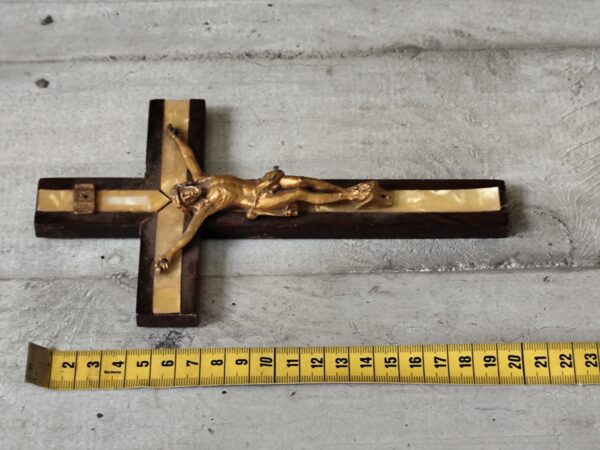 Ancien crucifix en bois et nacre – Image 7