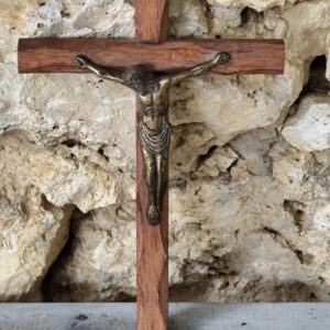 Ancien crucifix en bois et laiton.