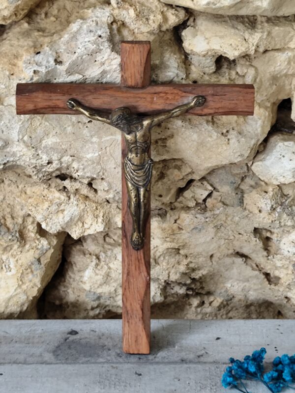 Ancien crucifix en bois et laiton.