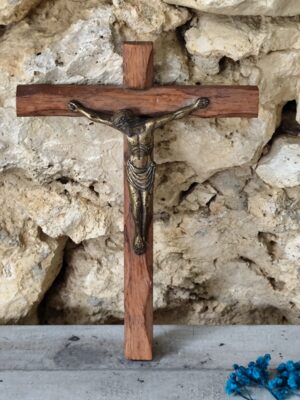 Ancien crucifix en bois et laiton.