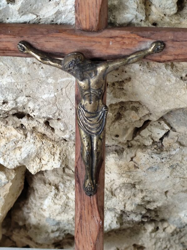 Ancien crucifix en bois et laiton. – Image 2