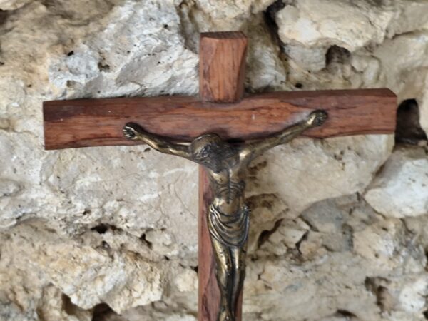 Ancien crucifix en bois et laiton. – Image 3