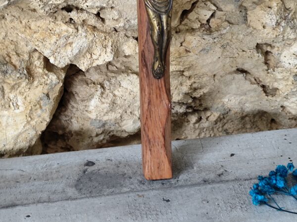 Ancien crucifix en bois et laiton. – Image 4