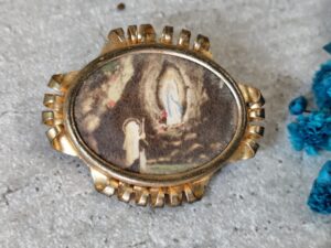 Ancienne broche de lourdes