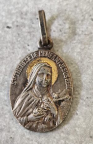 Rare Ancienne médaille religieuse sainte Thérèse  de Lisieux.