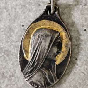 ancienne médaille religieuse de la Vierge Marie de lourdes souvenir de pèlerinage de lourdes.