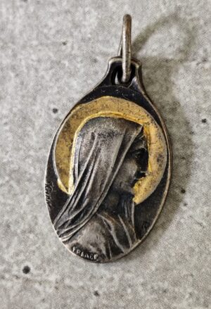 ancienne médaille religieuse de la Vierge Marie de lourdes souvenir de pèlerinage de lourdes.