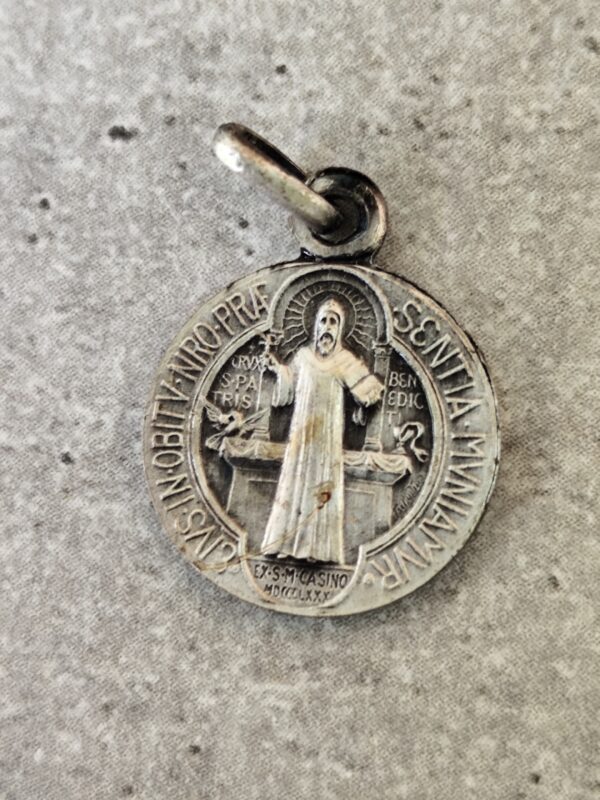 Antique médaille religieuse notre dame de Fleury et saint Benoît – Image 2