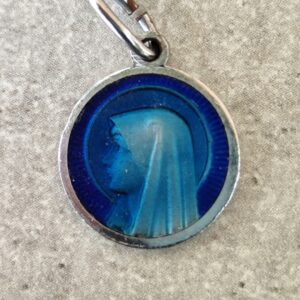 Antique médaille religieuse de la Vierge Marie de lourdes en émail.