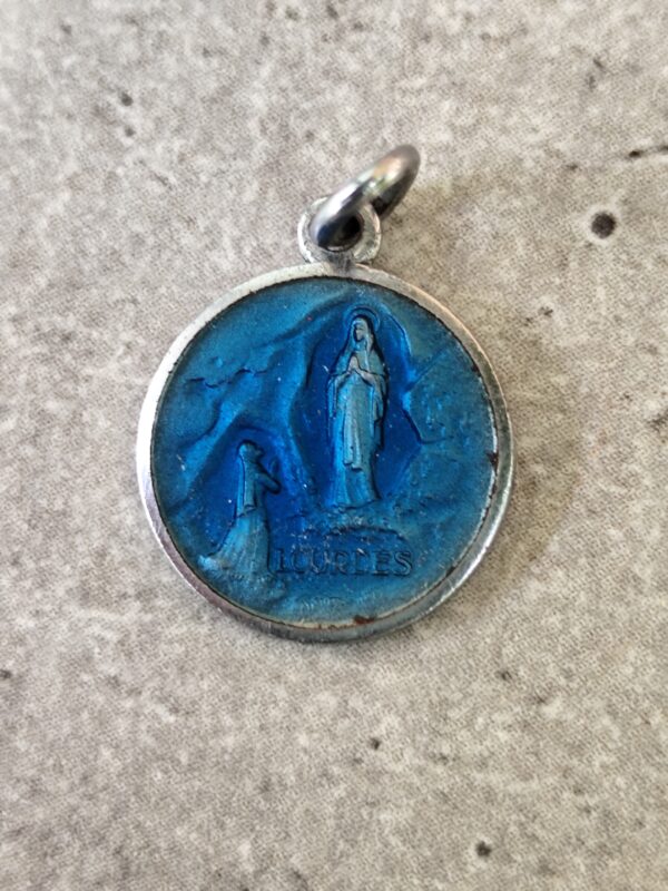 Antique médaille religieuse de la Vierge Marie de lourdes en émail. – Image 2