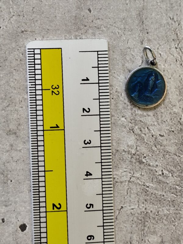 Antique médaille religieuse de la Vierge Marie de lourdes en émail. – Image 3