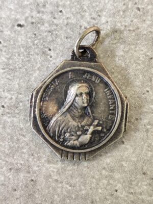 Rare Ancienne médaille religieuse sainte Thérèse  de Lisieux.