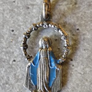 Antique médaille de la vierge marie miraculeuse.