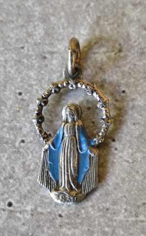 Antique médaille de la vierge marie miraculeuse.