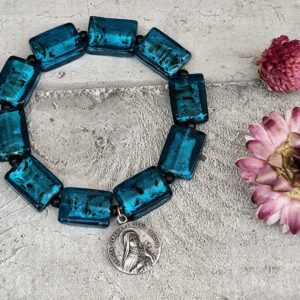 Bracelet en pâte de verre avec médaille de sainte Thérèse de lisieux