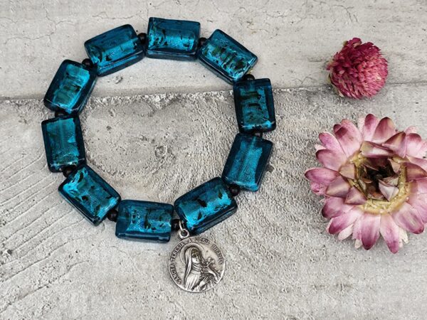 Bracelet en pâte de verre avec médaille de sainte Thérèse de lisieux