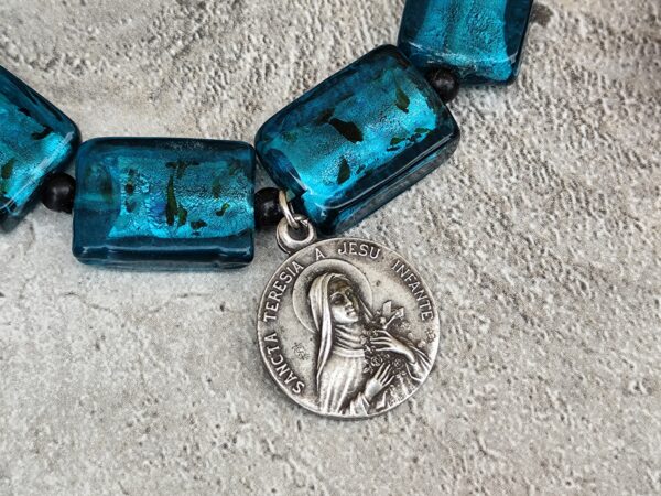 Bracelet en pâte de verre avec médaille de sainte Thérèse de lisieux – Image 2