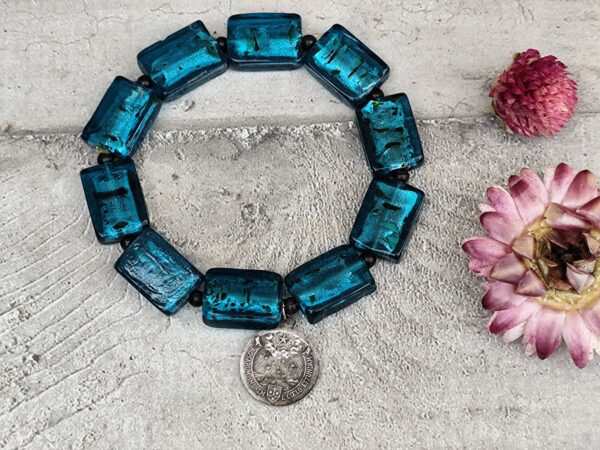 Bracelet en pâte de verre avec médaille de sainte Thérèse de lisieux – Image 4