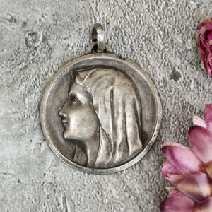 ancienne médaille religieuse de la Vierge Marie de lourdes souvenir de pèlerinage de lourdes.