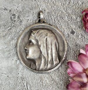 ancienne médaille religieuse de la Vierge Marie de lourdes souvenir de pèlerinage de lourdes.