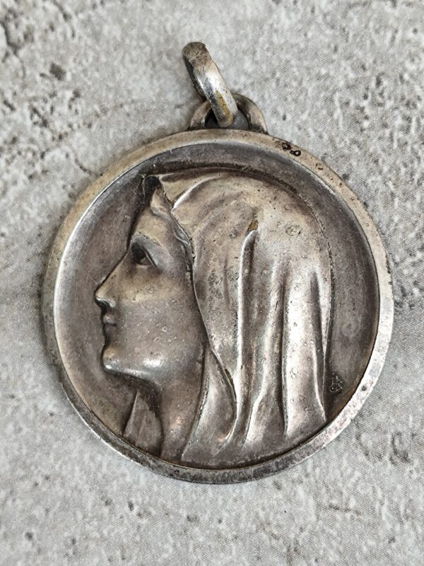 ancienne médaille religieuse de la Vierge Marie de lourdes souvenir de pèlerinage de lourdes. – Image 2