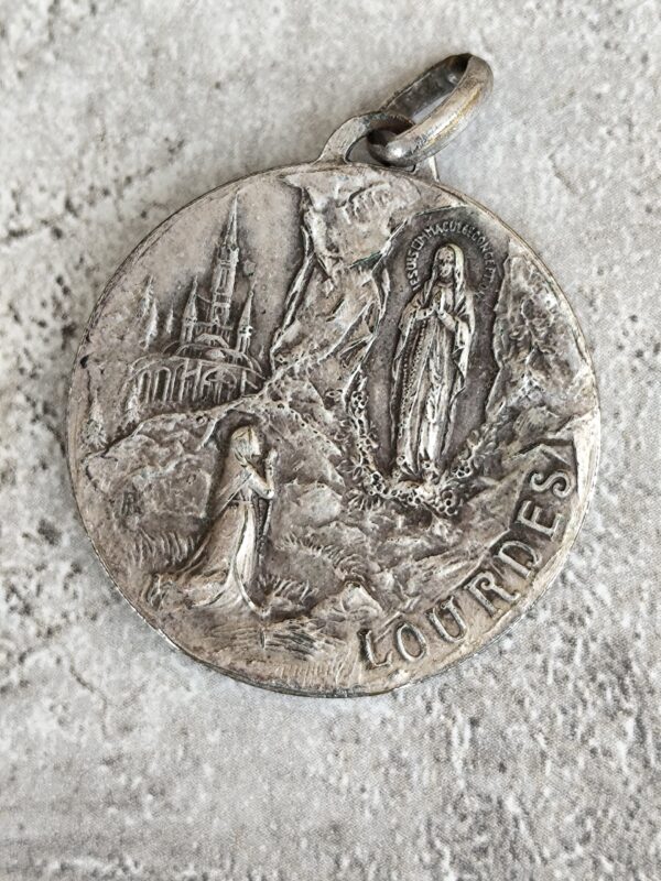 ancienne médaille religieuse de la Vierge Marie de lourdes souvenir de pèlerinage de lourdes. – Image 3