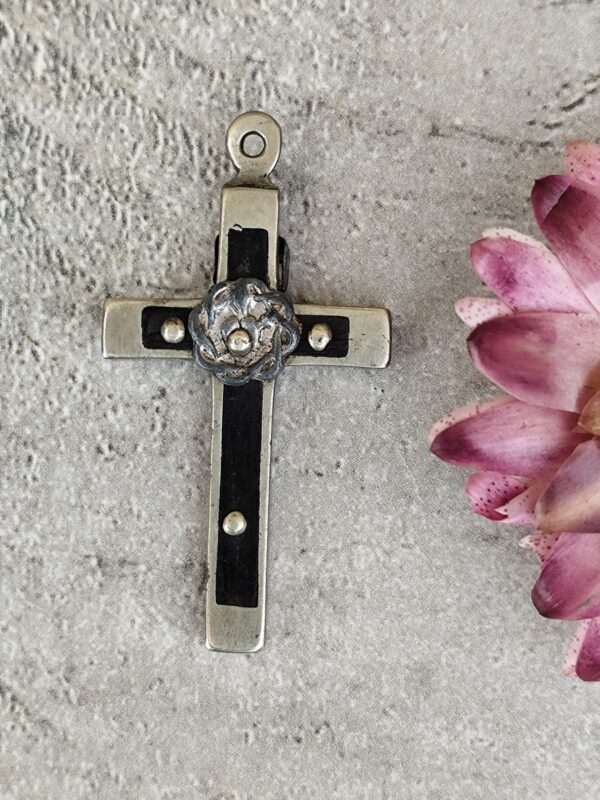Ancienne croix pectorale en bois d'ébène et métal – Image 2