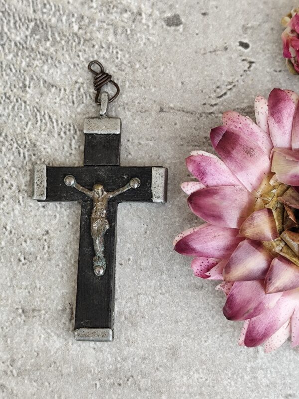 Ancienne croix crucifix en bois