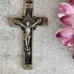 Ancienne croix pectorale souvenir de lourdes.