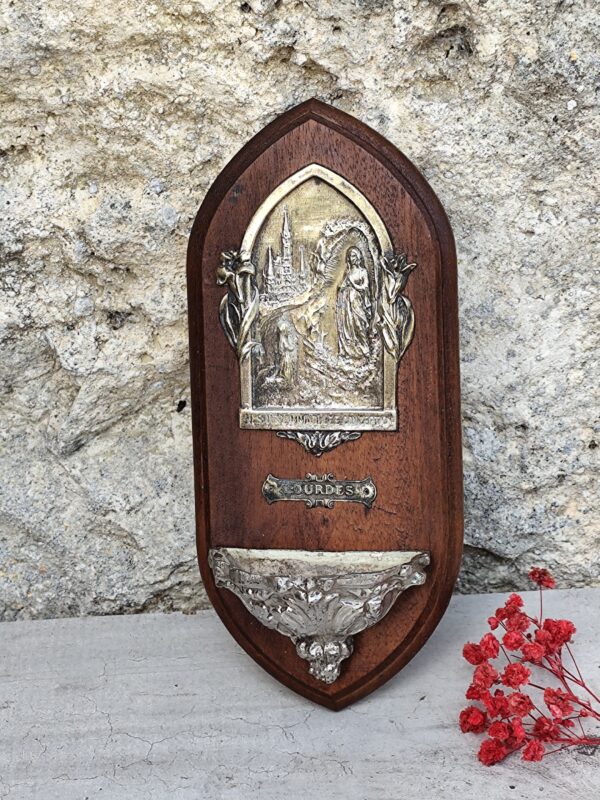 Bénitier de la vierge Marie de Lourdes