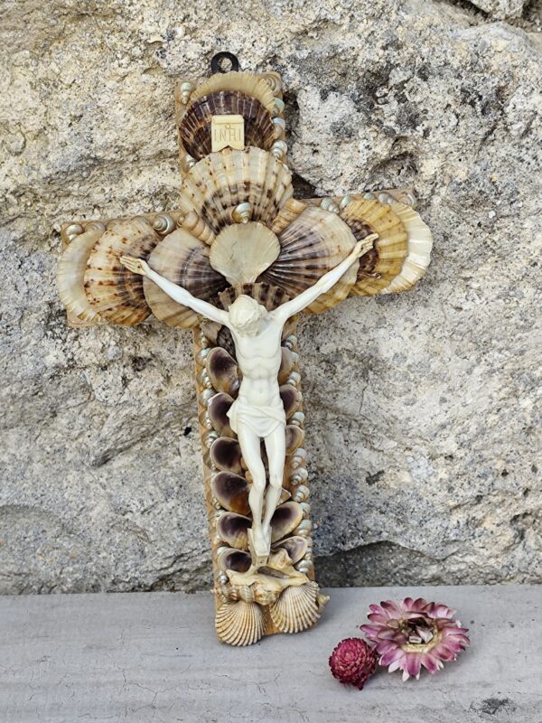 art chrétien crucifix Jésus-Christ corpus christi art religieux coquillage cadeau de dévotion