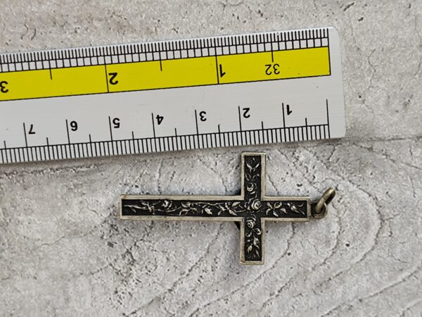 Antique pendentif croix religieuse avec des roses de couleur argent crucifix Jésus Christ – Image 4