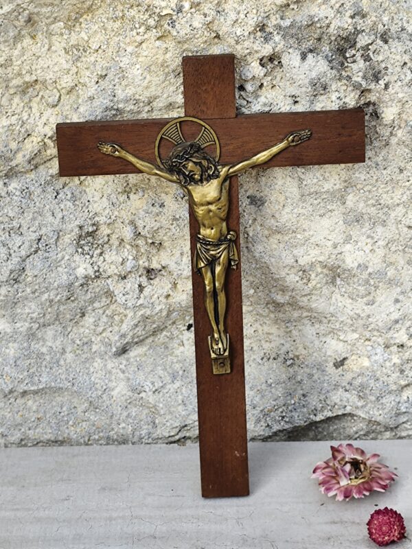 rare grande croix crucifix Jésus Christ crucifixion mural en bois et laiton – Image 3