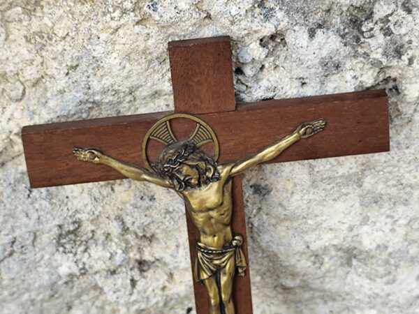 rare grande croix crucifix Jésus Christ crucifixion mural en bois et laiton – Image 4