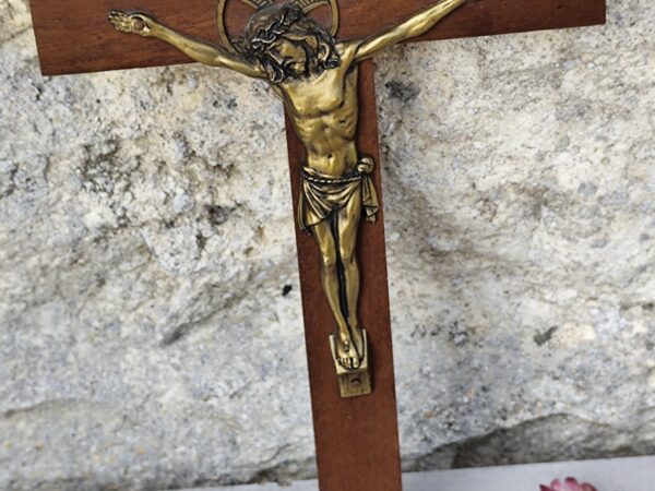 rare grande croix crucifix Jésus Christ crucifixion mural en bois et laiton – Image 5