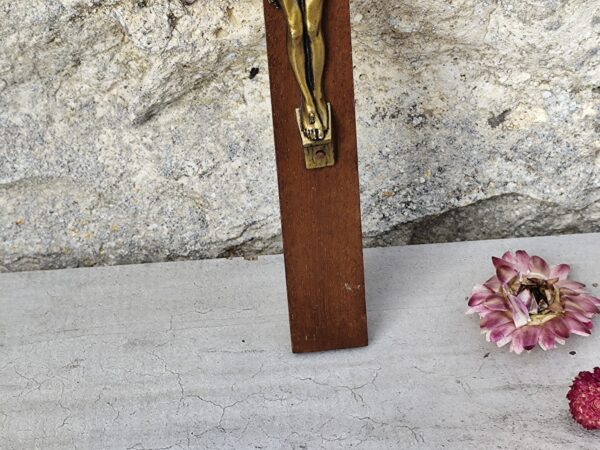 rare grande croix crucifix Jésus Christ crucifixion mural en bois et laiton – Image 6