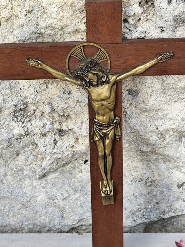 rare grande croix crucifix Jésus Christ crucifixion mural en bois et laiton – Image 7