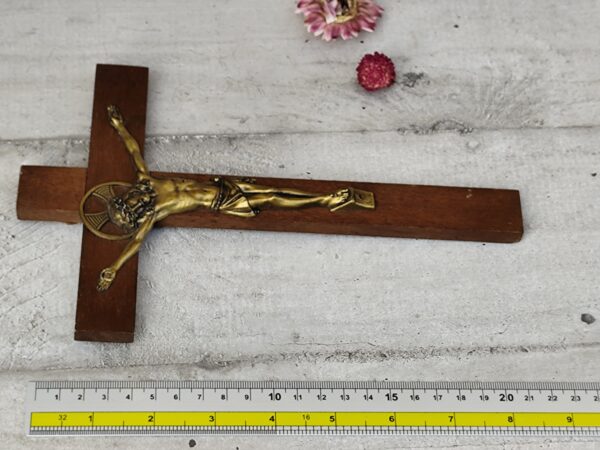 rare grande croix crucifix Jésus Christ crucifixion mural en bois et laiton – Image 9