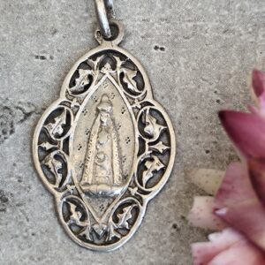 Antique médaille religieuse en argent de notre dame de Vassivière .